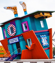 Переверни свою жизнь! Скидка 50% на входные билеты в «Перевернутом Доме»!