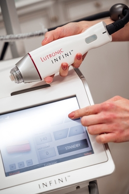 Плазмолифтинг и уколы красоты со скидками до 81%! Будь красивой с Клиникой Красоты!