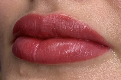 Вечная красота по невероятно низкой цене! Перманентный макияж от топового мастера INESSA со скидкой до 43%!